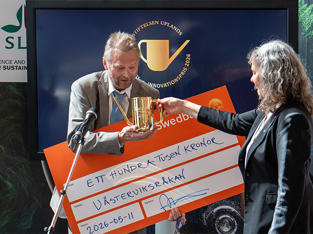 Anders Kiessling tog emot vandringspokalen och ett pris på 100 000 kronor från SLU:s rektor Maria Knutson Wedel. Foto: Cajsa Lithell.
