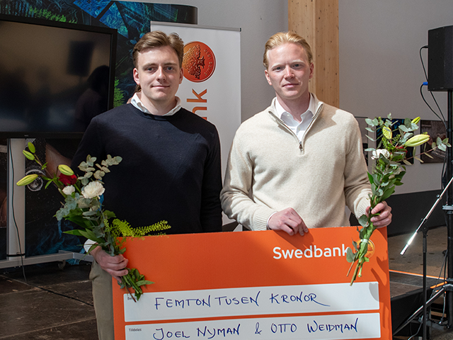 Joel Nyman och Otto Weidman studerar till jägmästare och fick pris för sitt projekt om att göra solskyddsfaktor med hjälp av lignin. Lignin är en biprodukt från skogs- och massaindustrin och har naturligt UV-blockerande egenskaper. Genom att blanda lignin i en kräm kan man skapa en miljövänlig solskyddsfaktor som inte skadar våra ekosystem. Foto: Cajsa Lithell.