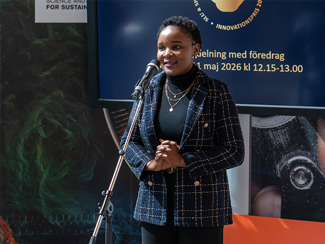  Tendai A Dhodho fick pris för sitt projekt som handlar om mikroalger som absorberar koldioxid för en bättre inomhusmiljö, något som kan vara extra viktigt i Sverige där man inte gärna öppnar fönstren för att vädra under vintern. Foto: Cajsa Lithell.